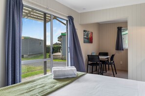 Individually decorated, blackout curtains, soundproofing - Fitzroy Beach Holiday Park (New Plymouth)