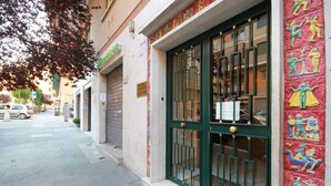 Un bâtiment avec une porte verte et une fresque colorée sur le mur.