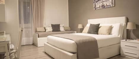 Comfort driepersoonskamer, privébadkamer | Lakens van Egyptisch katoen, luxe beddengoed, een gratis minibar