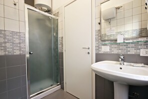 Double or Twin Room, Private Bathroom | Bathroom | Shower, rainfall showerhead, free toiletries, hair dryer - Le Piazze di Roma B&B (Rome)