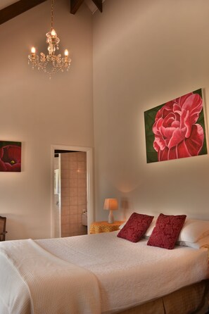 Chambre classique double, 1 grand lit, vue sur le jardin (Rosella) | Draps en coton égyptien, literie de qualité, accès au Wi-Fi (inclus)