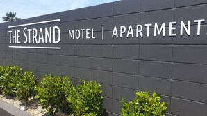 Segnale per il The Strand Motel e Apartment.