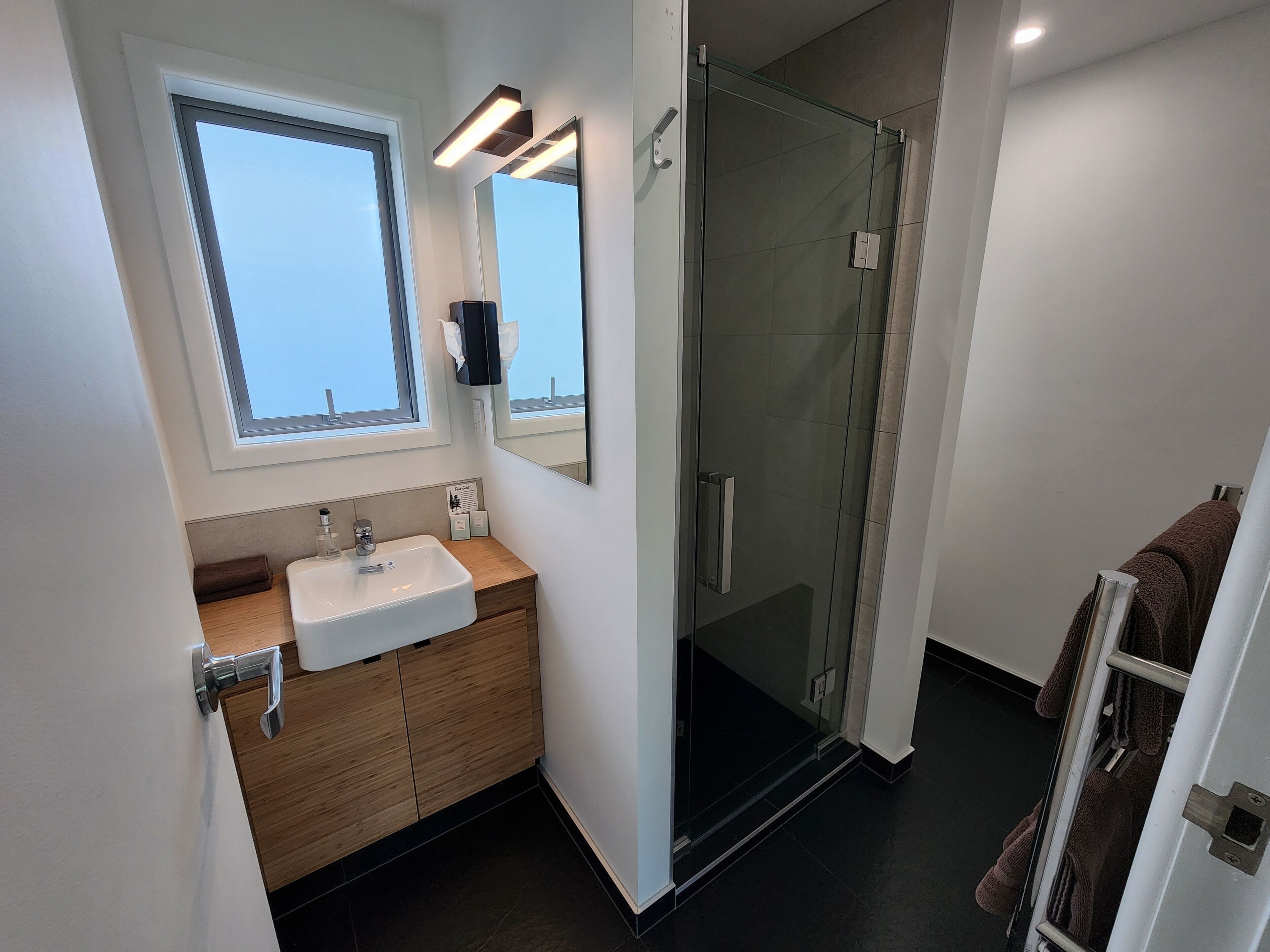 Superior Studio, 1 Queen Bed, Non Smoking, Kitchenette | Living area | Flat-screen TV