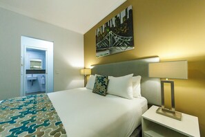 أغطية فراش متميزة ومكتب ومساحة عمل للكمبيوتر المحمول ومكواة/لوح كي