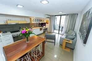 Apartamento, 2 quartos (One Bathroom) | Cozinha privada | Geladeira grande, micro-ondas, cooktop, cafeteira/chaleira