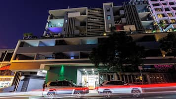 Fachada de la propiedad por la tarde o noche