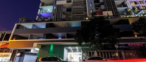 숙박 시설 정면 - 저녁/밤