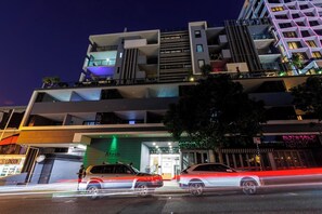 واجهة المنشأة - في المساء/الليل