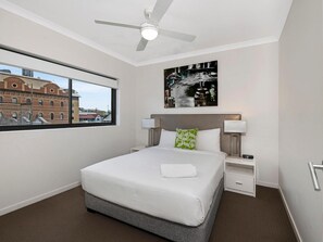 Premium bedding, desk, laptop workspace, iron/ironing board - Atrio Apartments (Fortitude Valley)