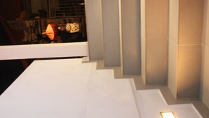 Una escalera moderna con diseño minimalista, que presenta líneas limpias y una paleta de colores neutros.