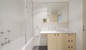 Free toiletries, towels - The Waterfront Apartments, Geelong (Geelong)