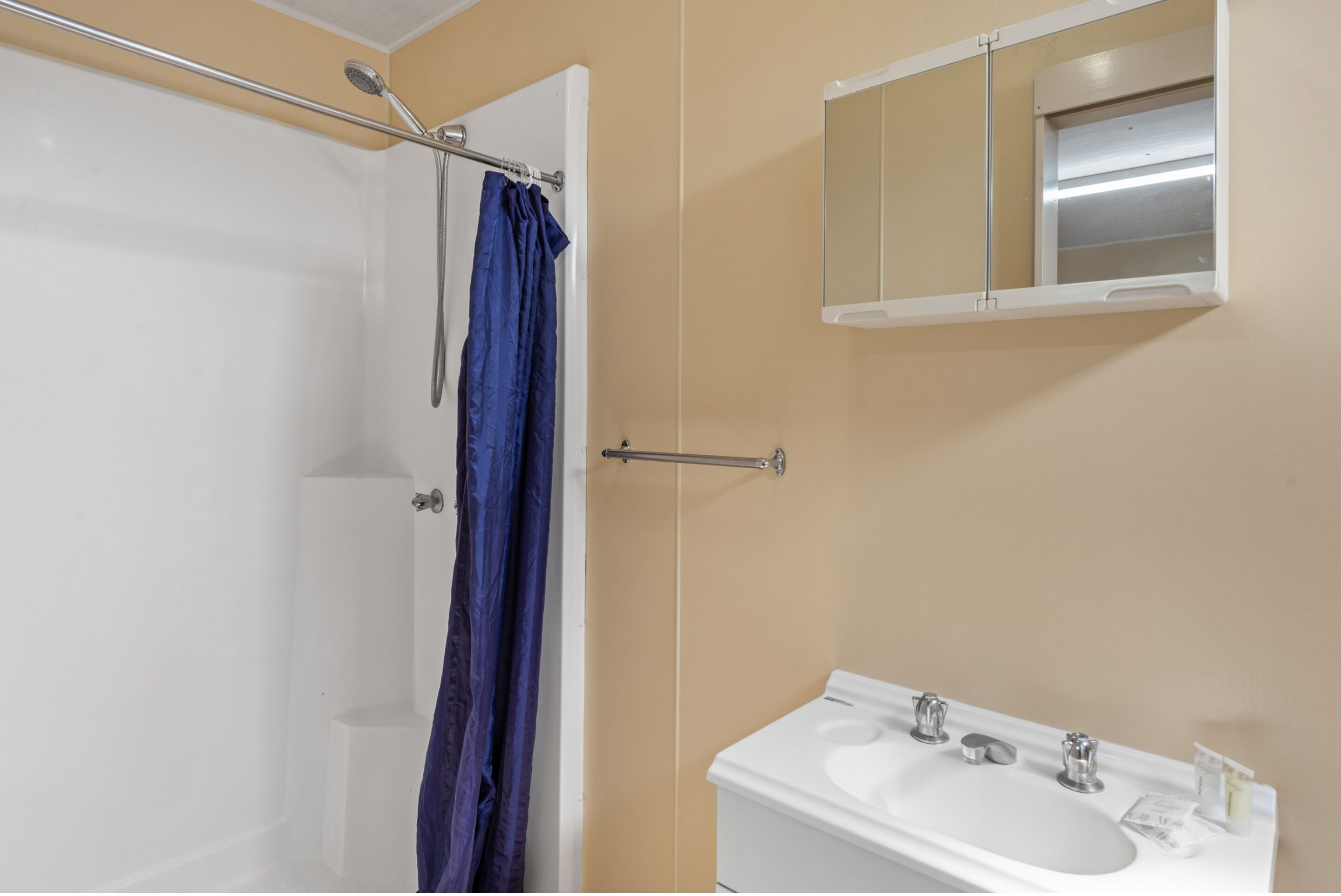 Cabaña estándar (Sleep 2) | Baño | Regadera, regadera tipo lluvia, toallas 