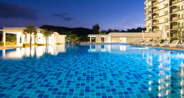 Indoor pool, outdoor pool - The Sea Condominium (Sam Roi Yot)