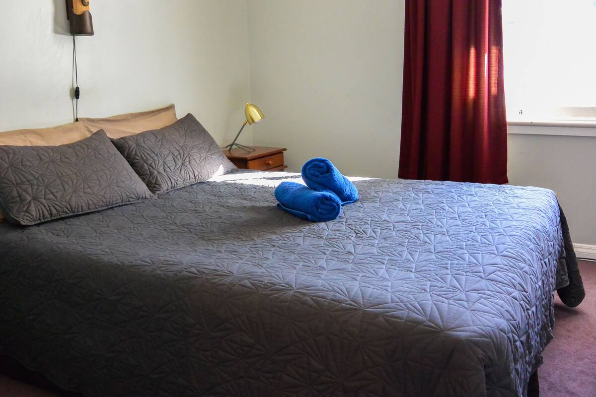 Habitación estándar con 1 cama matrimonial o 2 individuales, 1 habitación, baño privado | Wifi gratis y ropa de cama 