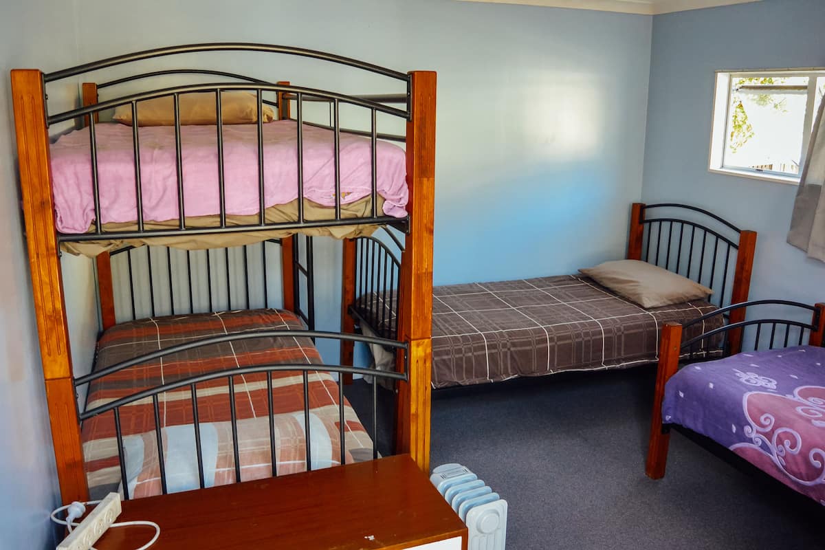 Dormitorio compartido básico, 1 habitación, para no fumadores | Wifi gratis y ropa de cama 