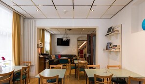 Breakfast area - Euphemia Old City Canal Zone Hotel (Amsterdam)