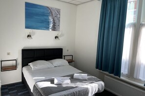 Habitación básica doble, baño privado | Wifi gratis y ropa de cama