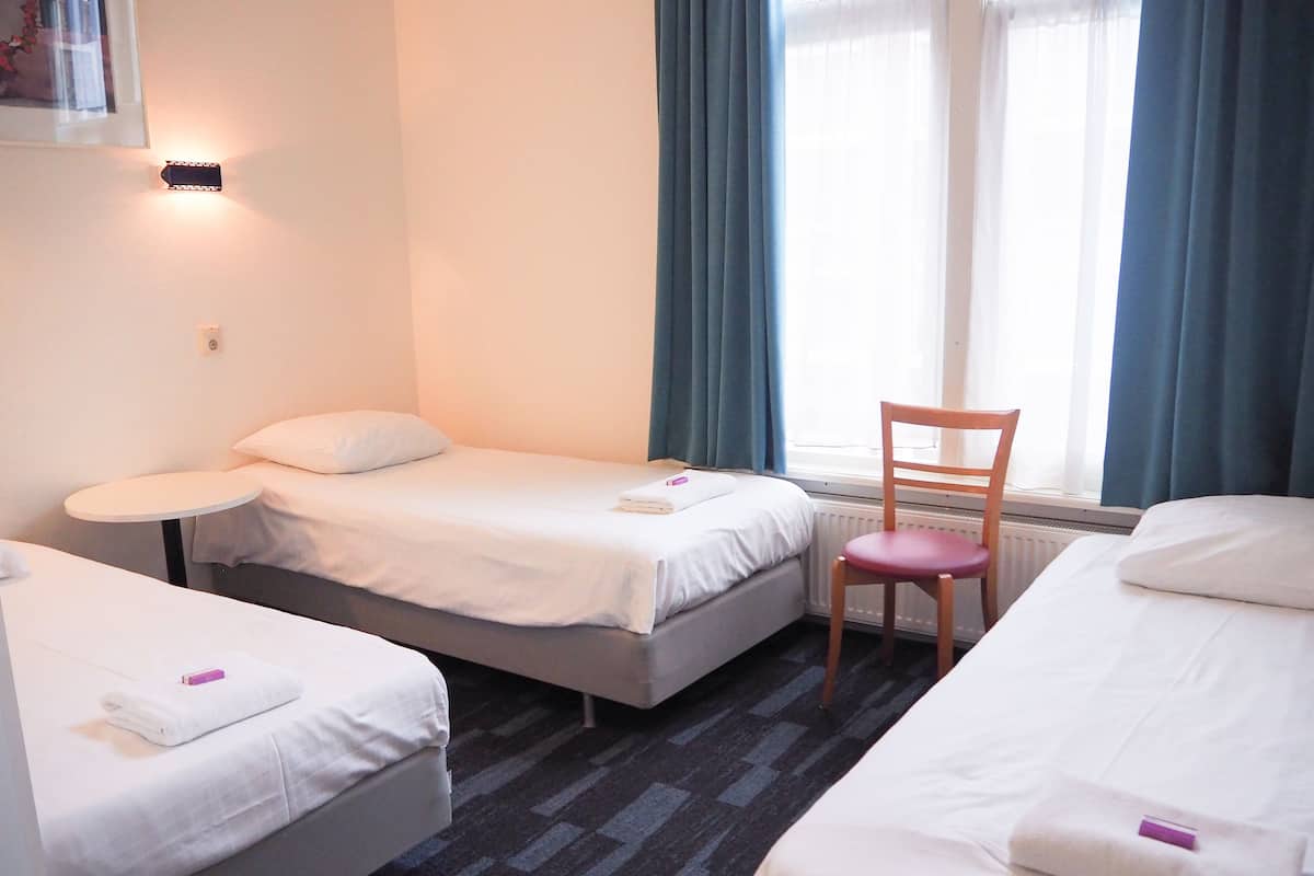 Eenvoudige driepersoonskamer, privébadkamer | Gratis wifi, beddengoed