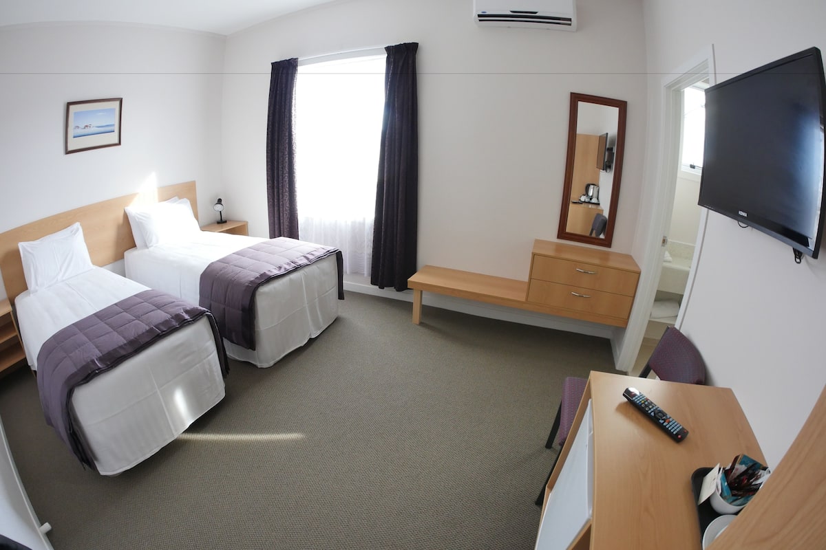 twin room | premium bedding, down duvets, minibar, desk