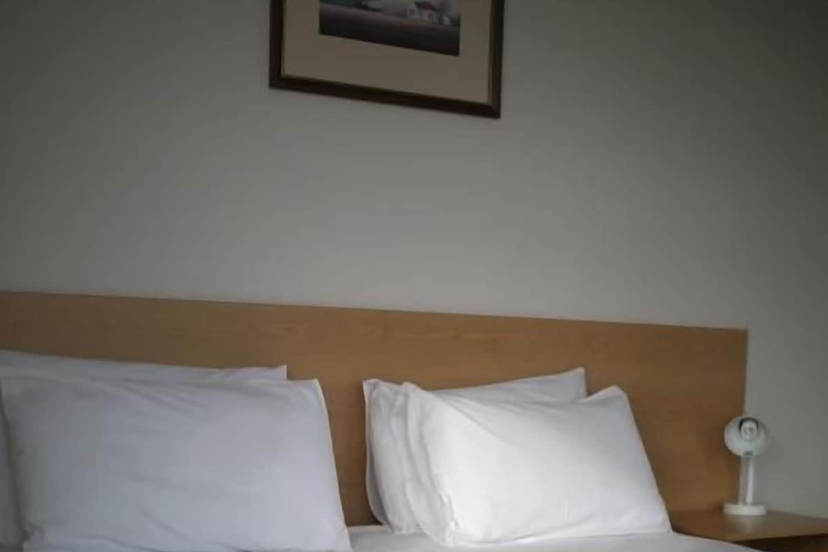 Bộ đồ giường cao cấp, chăn bông, minibar, bàn