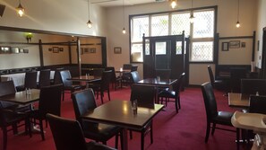 Se sirven desayunos y cenas, cocina local e internacional