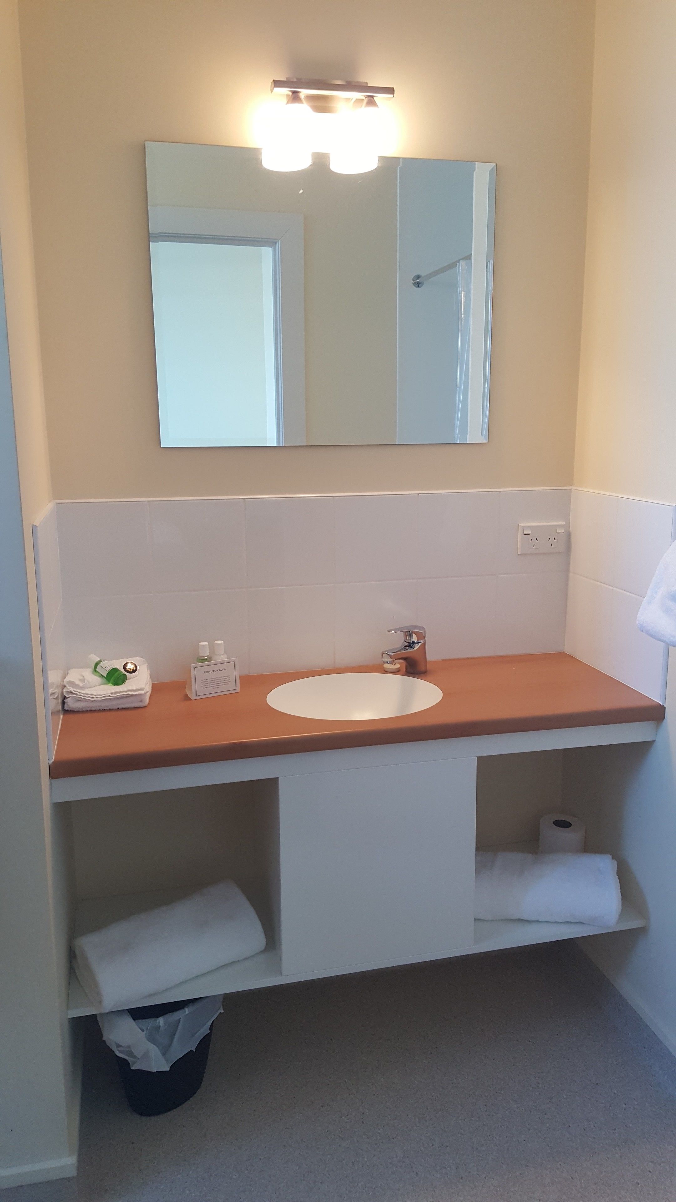 queen room | bathroom | shower, free toiletries, hair dryer, towels
