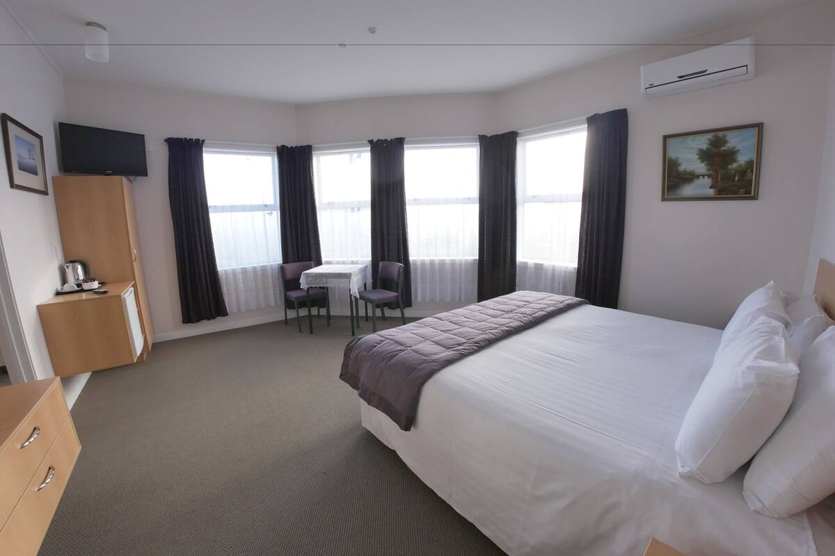king deluxe room | premium bedding, down duvets, minibar, desk