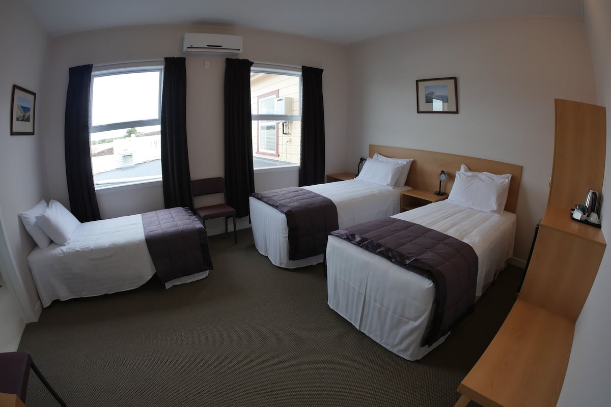 triple room | premium bedding, down duvets, minibar, desk