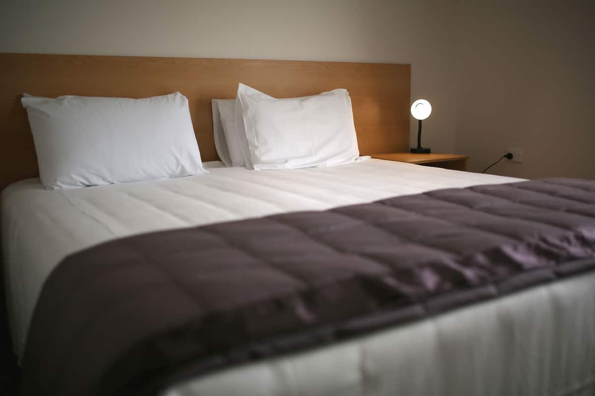 Ropa de cama de alta calidad, cubrecamas, minibar y escritorio 