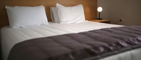 Habitación con 2 camas individuales | Ropa de cama de alta calidad, edredones de plumas, minibar y escritorio