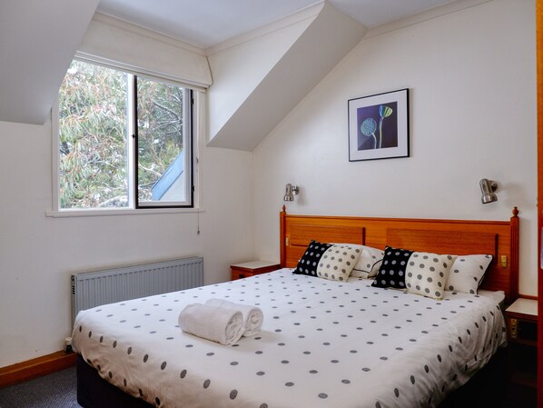 Laptop workspace, iron/ironing board, free WiFi, bed sheets