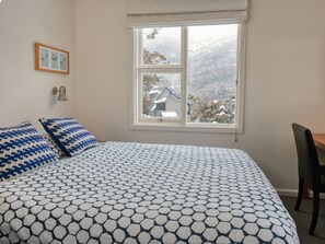 Laptop workspace, iron/ironing board, free WiFi, bed sheets - Alpenhorn (Thredbo)