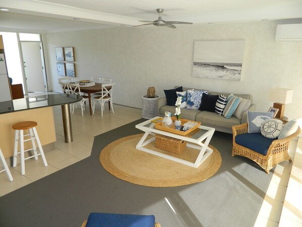 2 Bedroom 2 Bathrooms | Living area