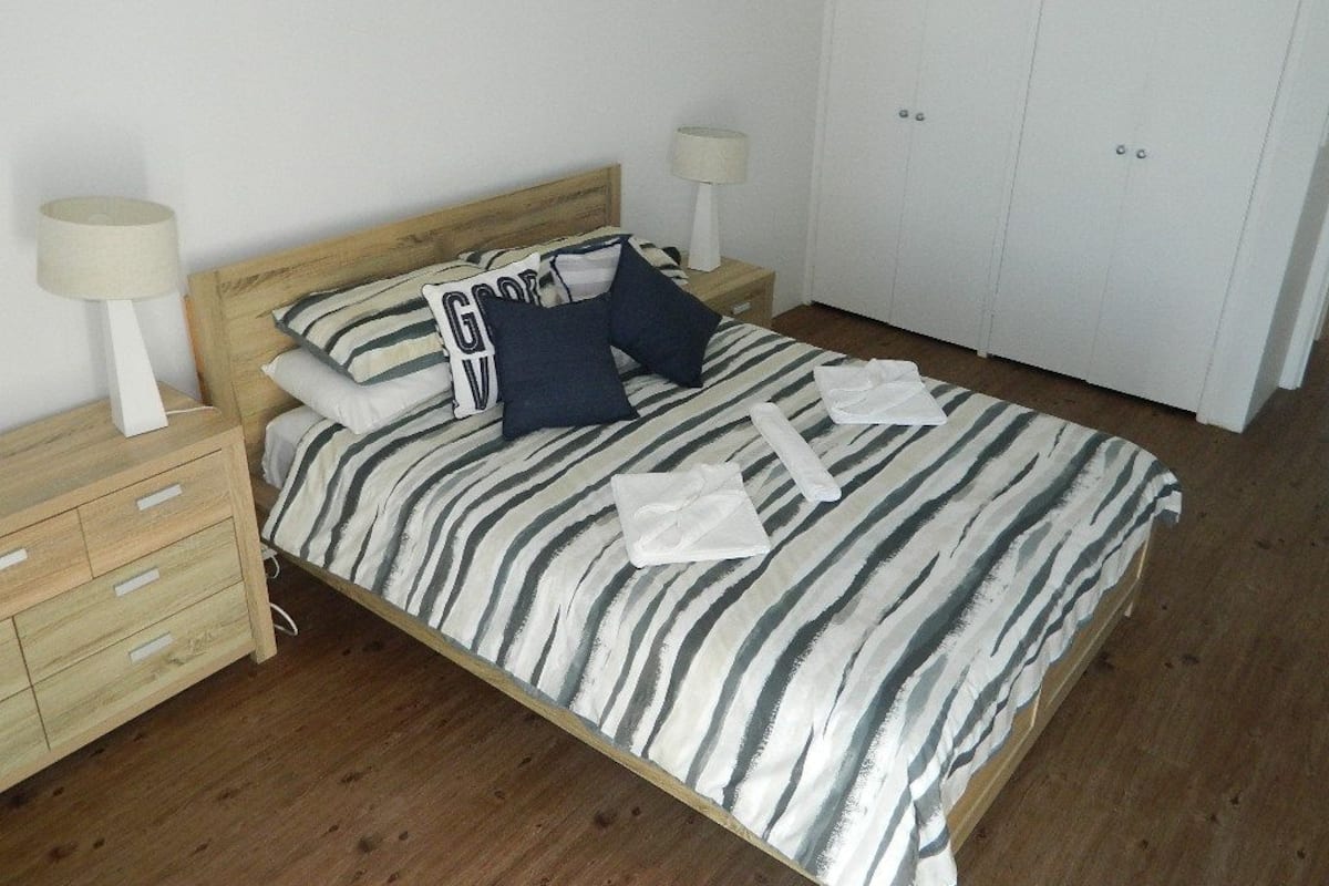 Iron/ironing board, wired Internet