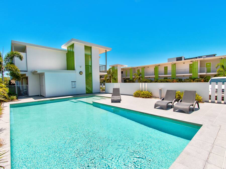 Piscina externa, espreguiçadeiras