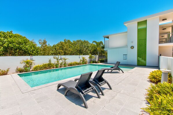 室外游泳池，日光浴躺椅