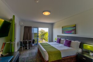 Executive King | Premium bedding, in-room safe, desk, blackout drapes