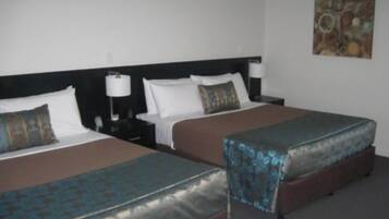 Escritorio, sistema de insonorización y tabla de planchar con plancha