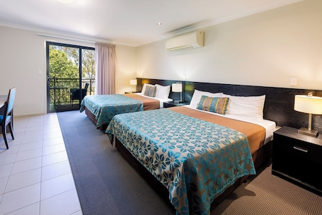 Standard Twin Room | Desk, soundproofing, iron/ironing board, free WiFi. Royal Motel Miles
