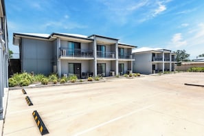 Free self parking - Royal Motel Miles (Miles)