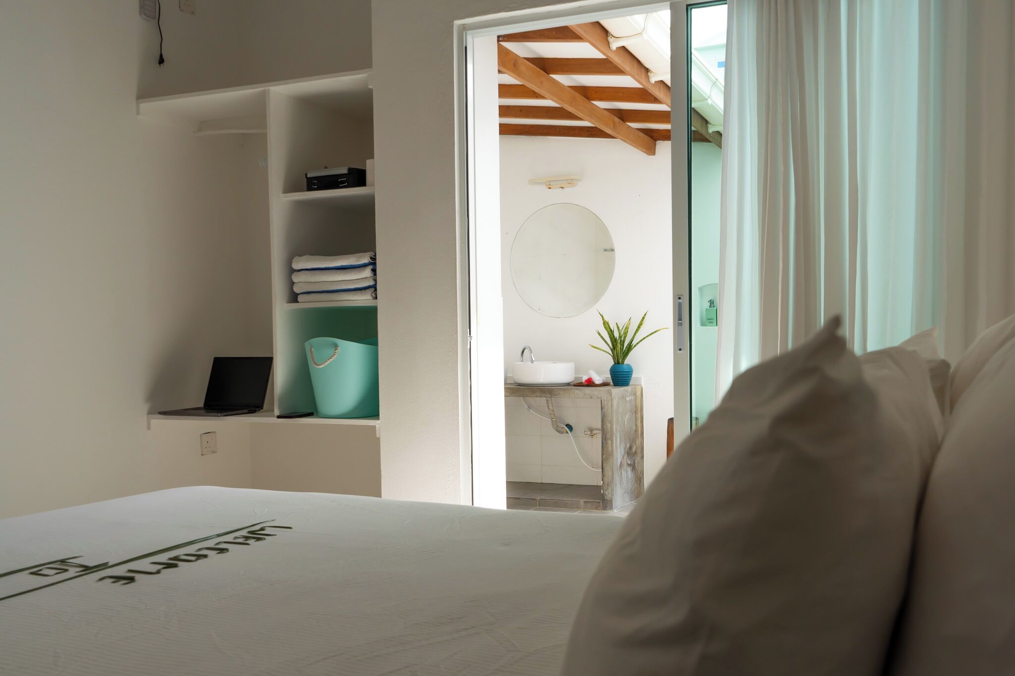 Deluxe-huone | Untuvapeitot, pillowtop-patjalliset sängyt, tallelokero huoneessa