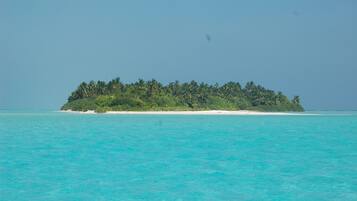 Di pantai, pasir putih, kerusi lepak pantai, tuala pantai