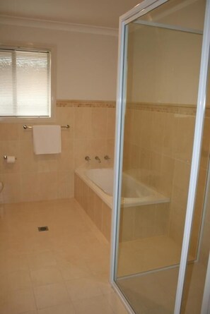 Shower, free toiletries, hair dryer, towels - Breakaway Apartments (Cowra)