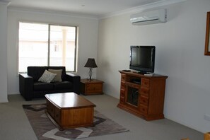 2 bedrooms, soundproofing, iron/ironing board, rollaway beds - Breakaway Apartments (Cowra)