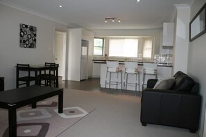 Flat-screen TV - Breakaway Apartments (Cowra)