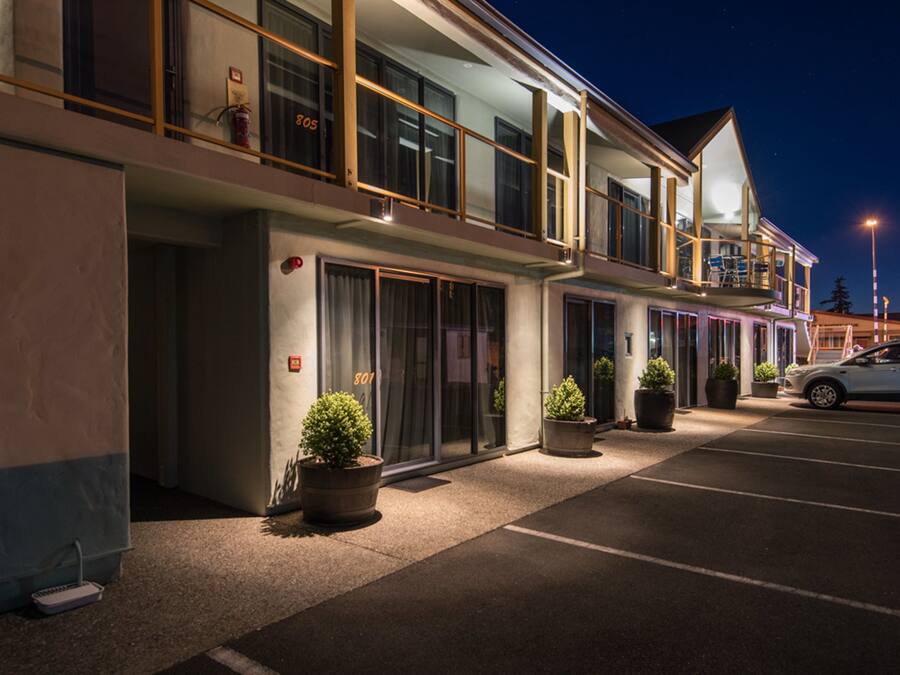 Fachada da propriedade à noite