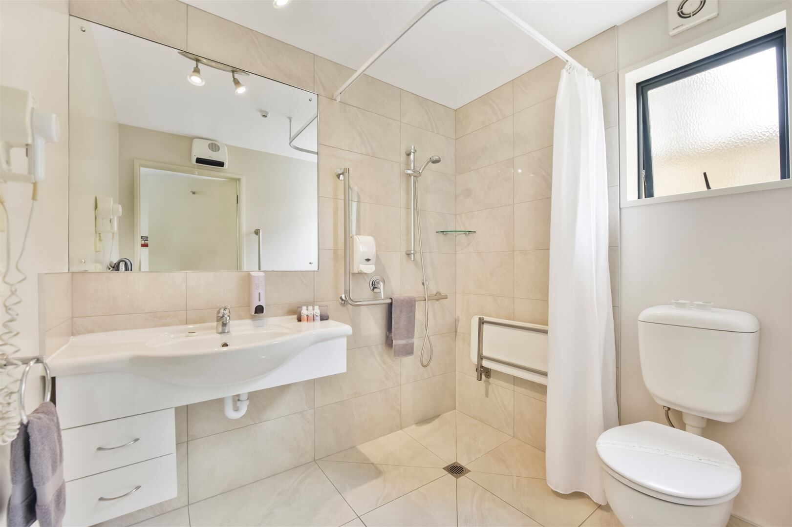 Executive Access Suite | Accessible bathroom