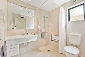 Executive Access Suite | Accessible bathroom - Gladstone Motel Nelson (Richmond)