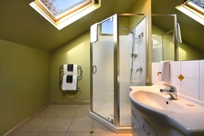 Estudio ejecutivo | Baño | Regadera, amenidades de baño gratuitas, secadora de cabello, toallas 