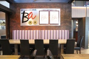 Lunch and dinner served, alfresco dining  - Brougham Arms Hotel (Bendigo)